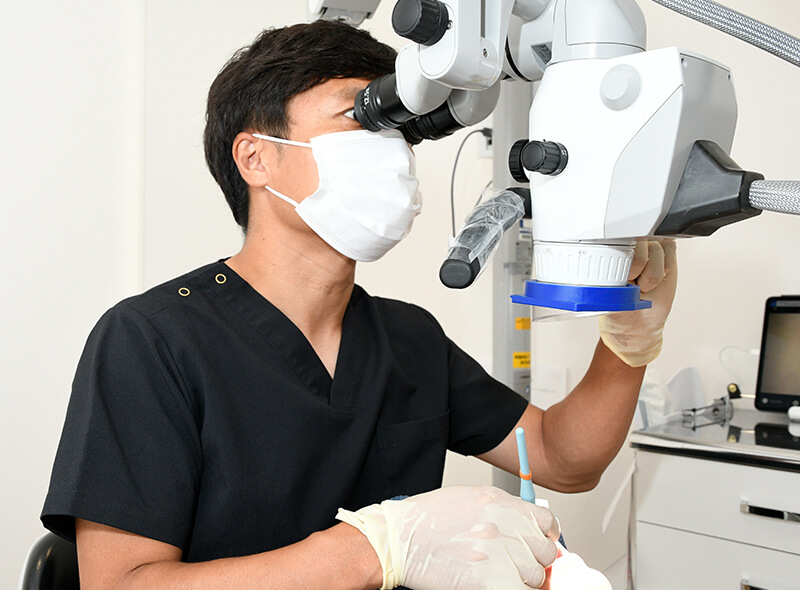 歯科医のマイクロスコープ治療風景